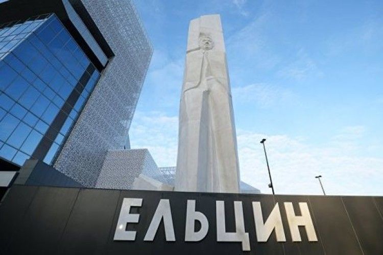 У російському Єкатеринбурзі ворони закидали камінням «Єльцин-центр»