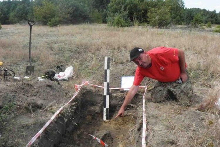 На Старовижівщині шукали останки солдата, а знайшли гранати