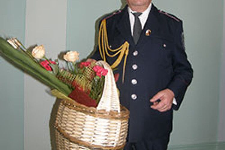 ПОЛКОВНИК МІЛІЦІЇ СПІВАЄ І ПЛЕТЕ КОШИКИ