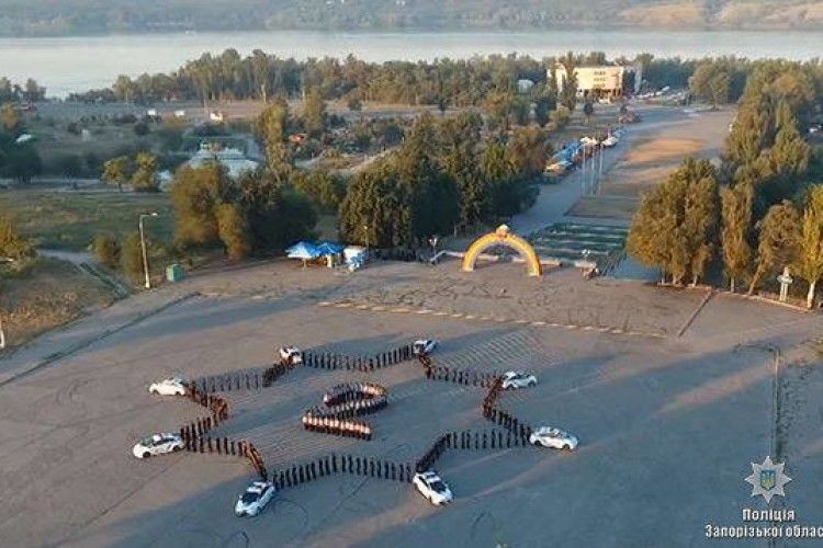 Запорізькі патрульні вишикувались у формі зірки з «Пріусами» на промінцях (фото)
