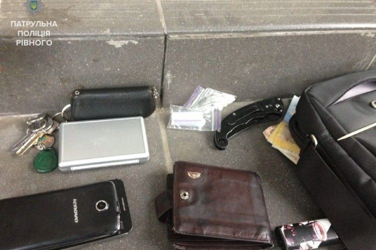 Рівнянин гуляв містом з наркотиками