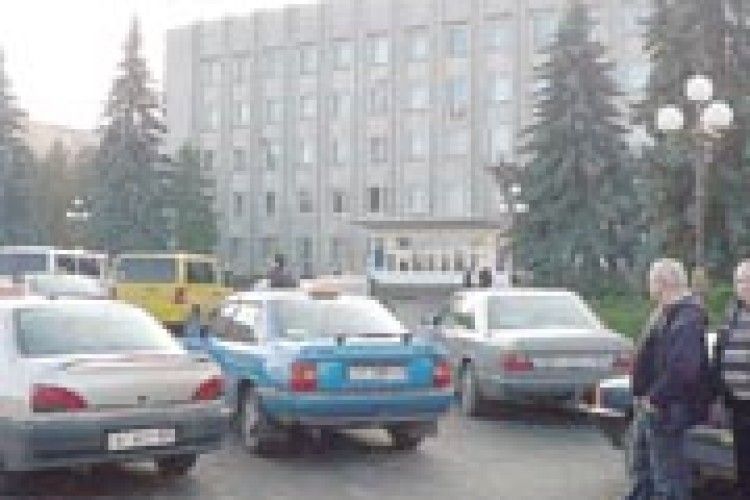 ЧОМУ «БУНТУВАЛИ» У КОВЕЛІ ТАКСИСТИ?