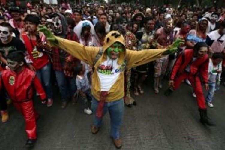 Парад зомбі: моторошні костюми живих мерців та консерви (ФОТО, ВІДЕО)
