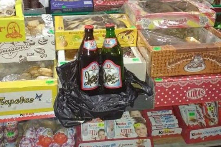 У Луцьку муніципали зловили нічних торгівців спиртним