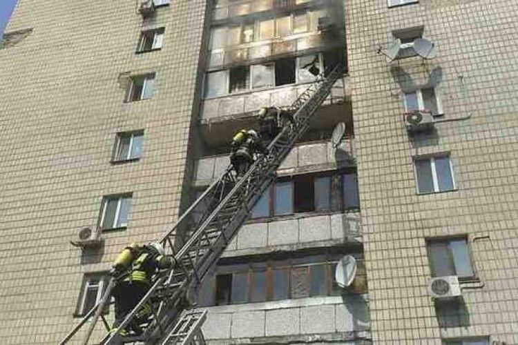 Чоловік убив двох жінок, підпалив квартиру і викинувся з вікна в Києві 