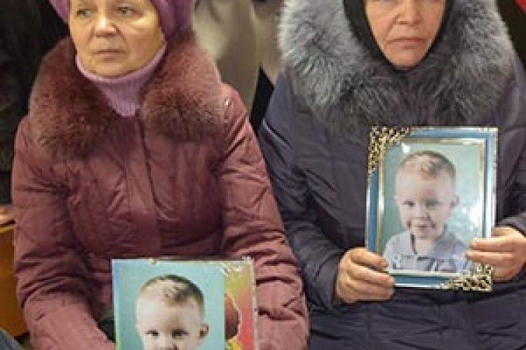 ХОЧЕ ЗАЛИШИТИСЯ НА ПОСАДІ ЛІКАР, ЧЕРЕЗ ЯКОГО ПОМЕР 5-РІЧНИЙ МИКОЛКА