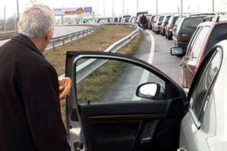 «У ЧЕРЗІ ПО КІЛЬКА ГОДИН – ЦЕ ЗНУЩАННЯ НАД ЛЮДЬМИ»