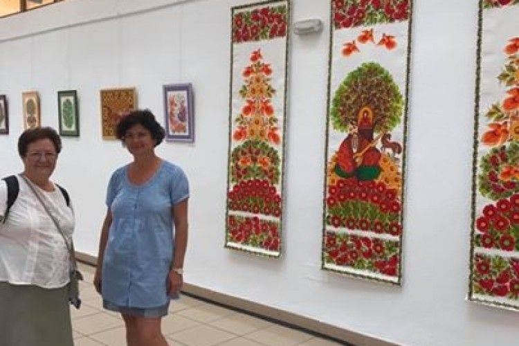 В Іспанії демонструється українська петриківка