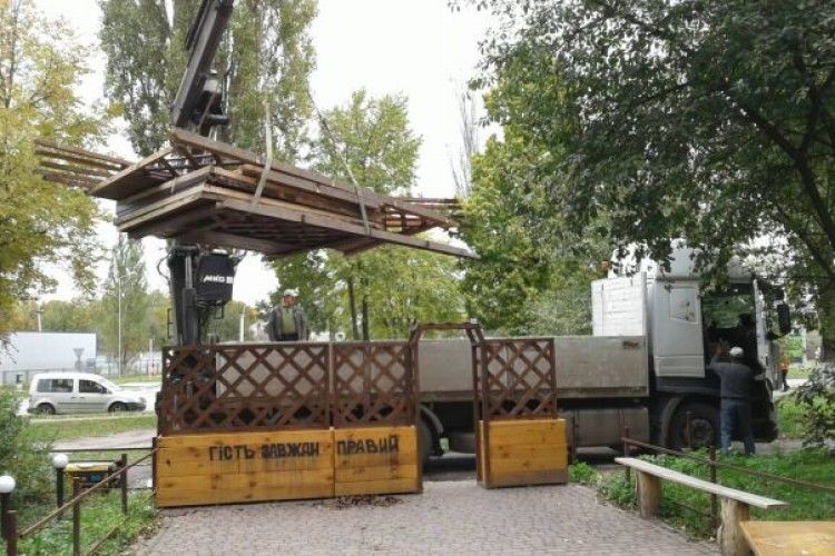 У Луцьку демонтували літній майданчик біля одного з пабів (фото)