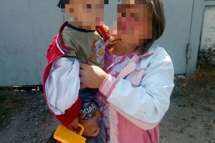 Харківські патрульні повернули матері загублену дитину (фото)