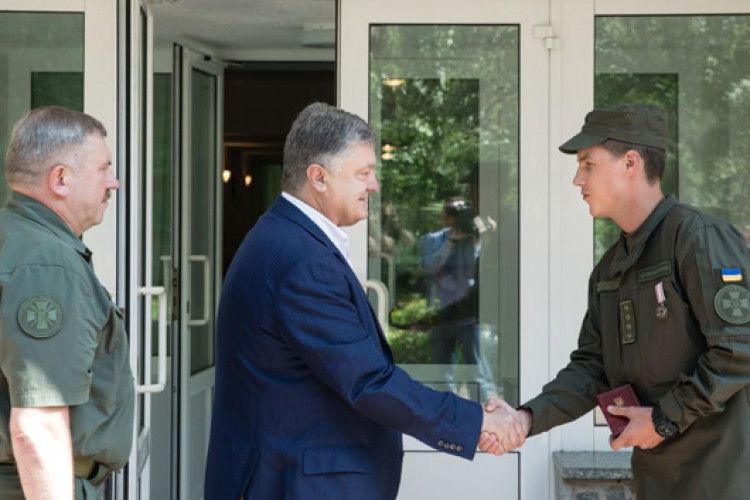 Президент нагородив нацгвардійця, який врятував жінку під час вибуху у Києві