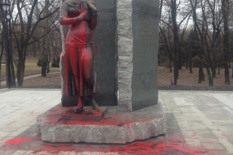 У Києві спаплюжили пам’ятник Олені Телізі (ФОТО)