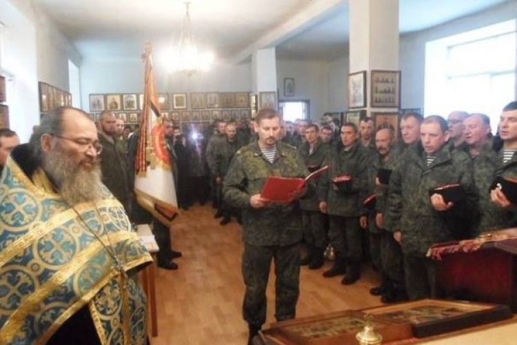 Два священики УПЦ МП в Кадіївці благословили полк «козаків ЛНР» на війну з Україною (фото)