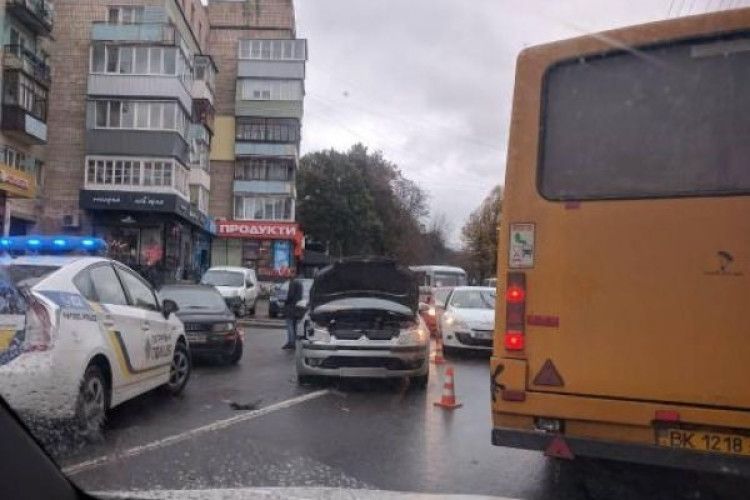 У центрі Рівного сталася дорожньо-транспортна пригода