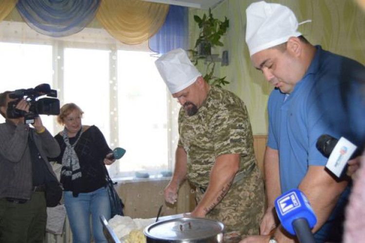 Найсильніший українець варив вареники солдатам на лінії фронту