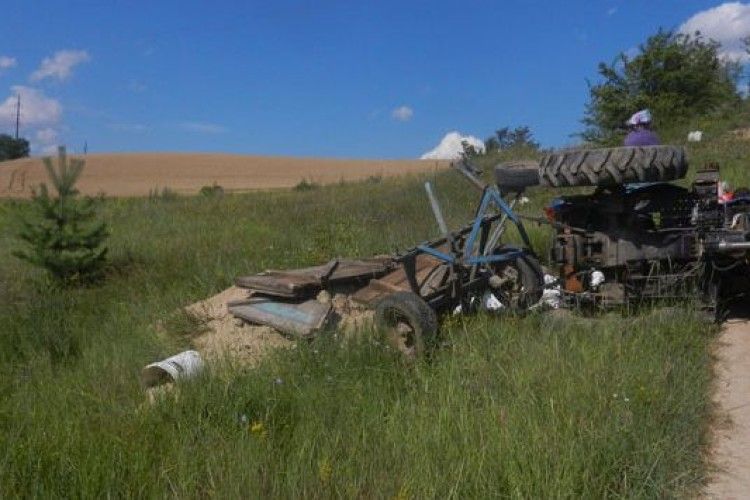 На Рівненщині перекинувся трактор і задавив водія (фото)
