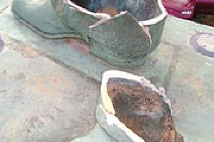 ВІД ПАМ’ЯТНИКА ЗАЛИШИЛИСЬ ОДНІ ТУФЛІ...