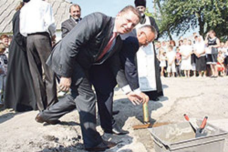 СІЛЬСЬКІ ДІТИ ЧЕКАЮТЬ НА НОВУ ШКОЛУ