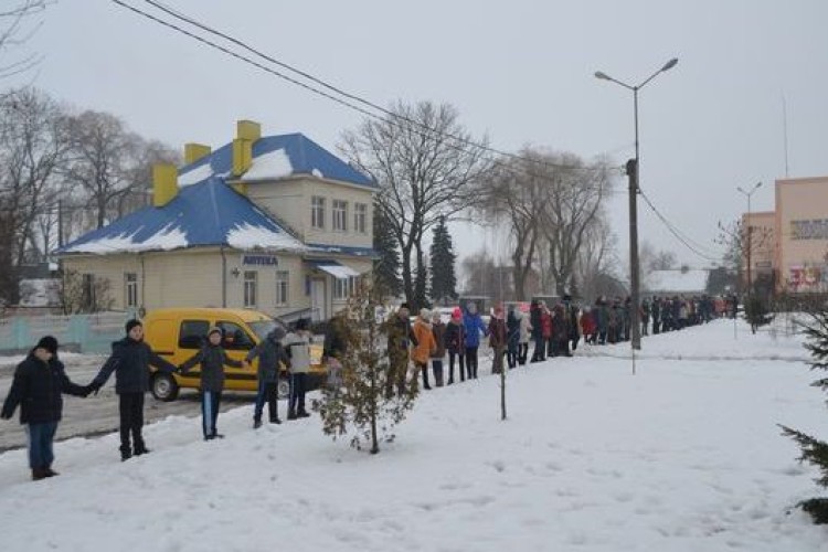 У Любомлі на честь Злуки створили живий ланцюг у центрі міста