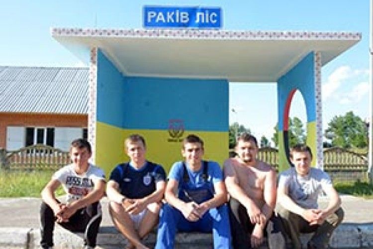 ВІКНО РУБРИКИ: зупинка стала жовто-блакитною