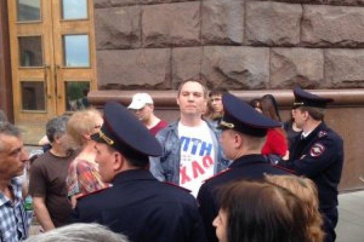 У Москві чоловіка пов’язали за футболку з написом «ПТН ХЛО» (фото)