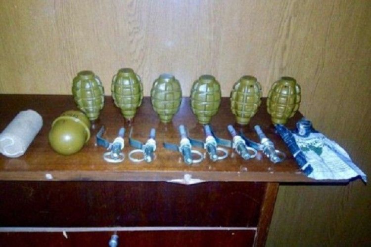 На залізничному вокзалі Маріуполя затримали військового з гранатами 