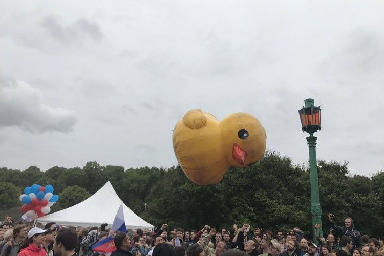 На мітингу в Пітері затримали гумове каченя (фото)
