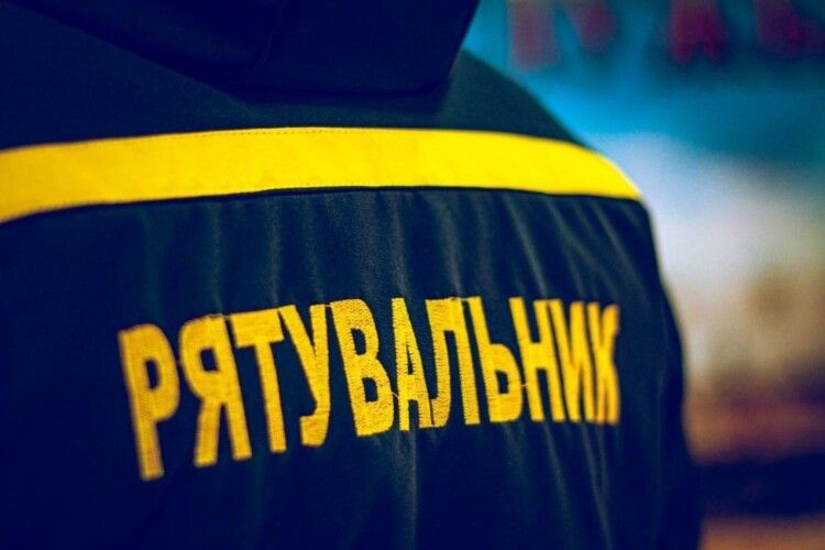 На Київщині жінка впала до п'ятиметрової колекторної ями