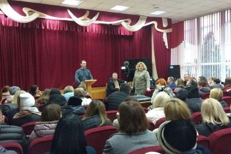 Батьки ліцею, з якого депутати вирішили зробити спортивний, оскаржують рішення