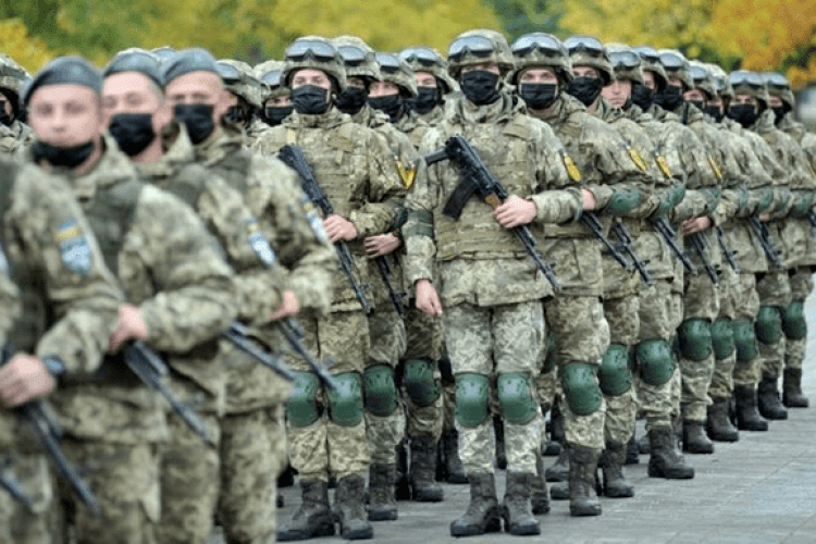 У Луганській області вперше за 30 років відбувся військовий парад (Відео)