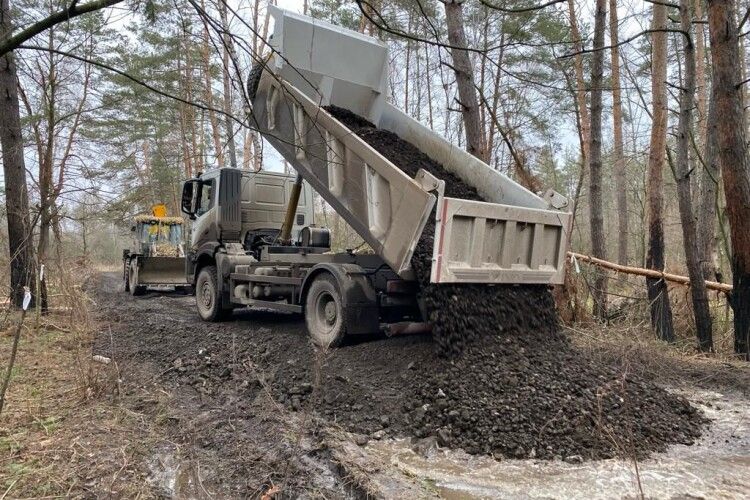 Волинська громада передала на фронт потужну машину