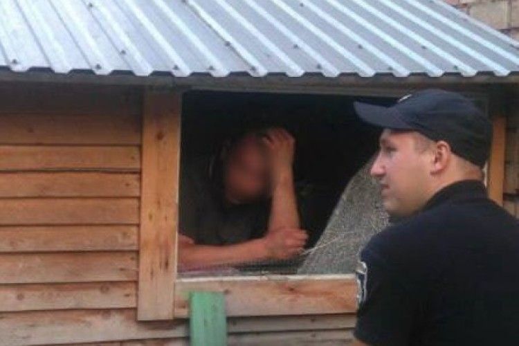  Злодій виглянув з вікна, а там – поліція (фото)
