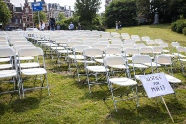 Родичі жертв рейсу MH17 поставили перед російським посольством у Гаазі 298 порожніх крісел...