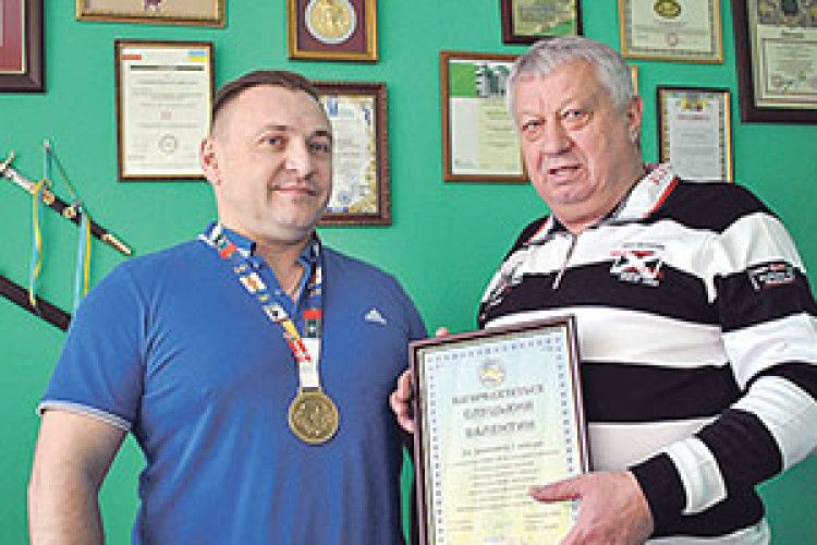 ЩО СИЛЬНИЙ ГОСПОДАР, ДОВОДИТЬ І НА ПОЛІ, І В СПОРТЗАЛІ!