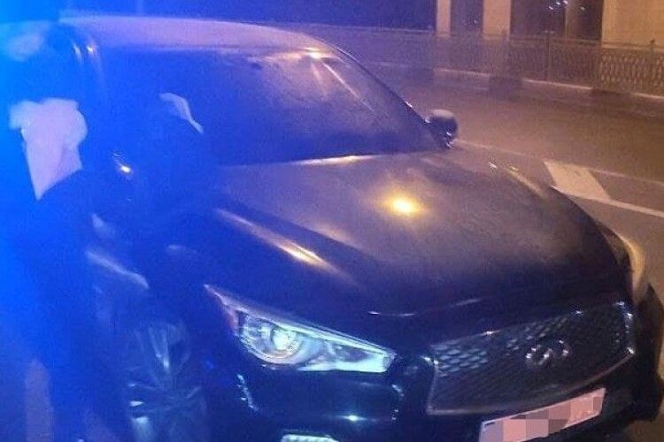 Житель Рівненщини залишив посеред дороги елітну автівку, яку викрав із СТО