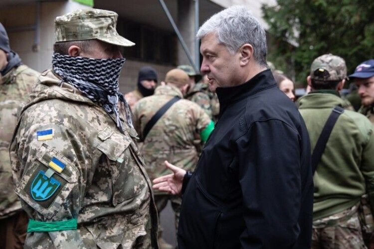 Нове завдання – нові потреби: Порошенко передав бійцям 206-го батальйону тероборони військове спорядження та автомобіль