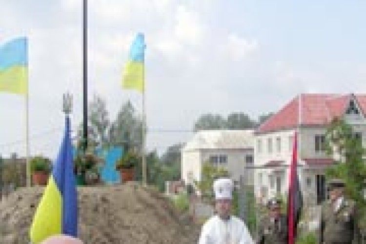 ОСВЯЧЕНО ПАМ’ЯТНИК ГЕРОЯМ КРУТ