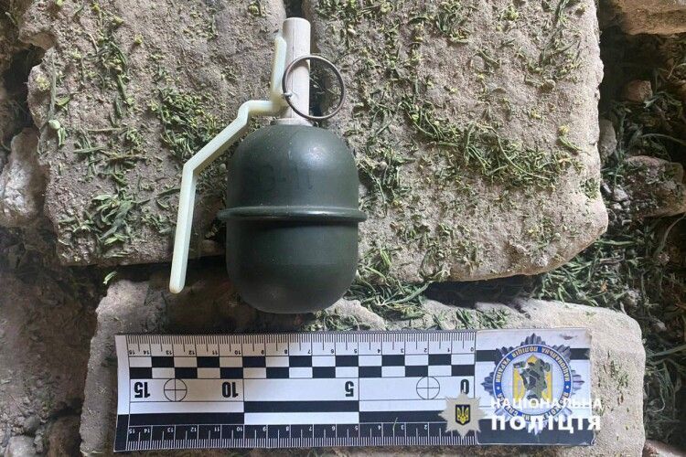 На Волині у чоловіка в гаражі знайшли гранату і наркотики
