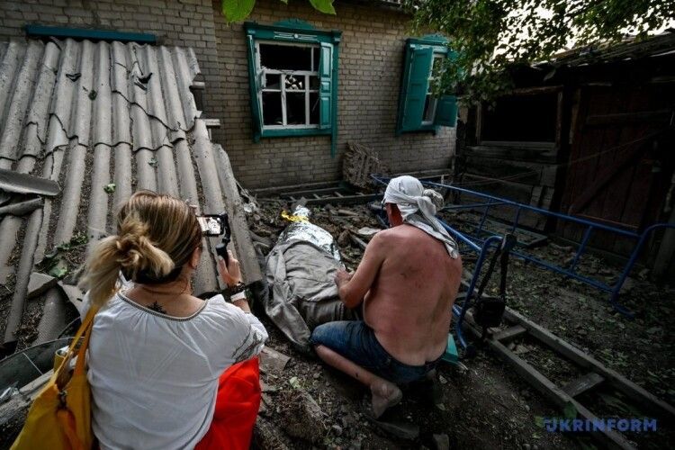 «Дитину перекинуло через будинок і викинуло на подвір'я сусідів»: російська ракета спалила родину з Донеччини та двох місцевих дітей (Фото)