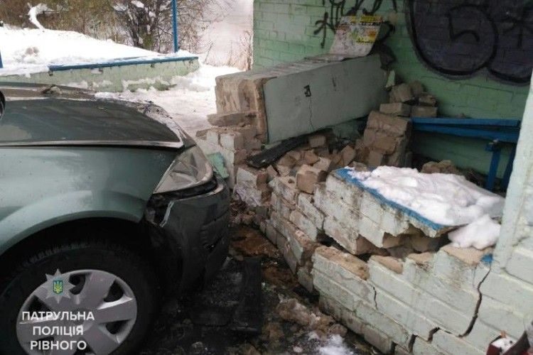 Рівненські патрульні «строчать протоколи» дорожникам за слизькі автошляхи