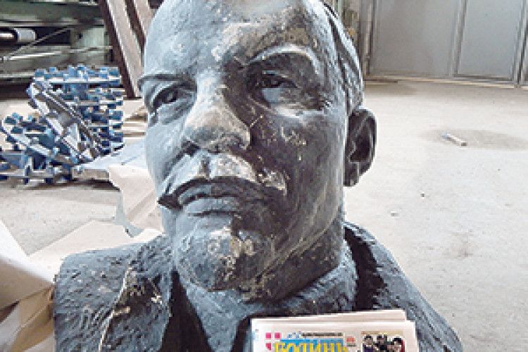 УЛАМКИ МАНЕВИЦЬКОГО ЛЕНІНА ПЕРЕДАМО НА ПАМ’ЯТНИК БАНДЕРІ