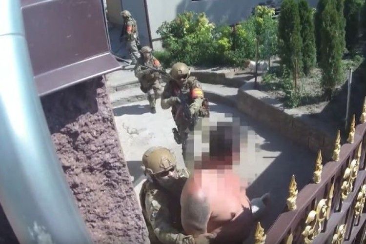 Спецоперація у Дніпрі: КОРД затримав двох п’яних чоловіків, які влучили дівчині у голову з карабіна (відео)