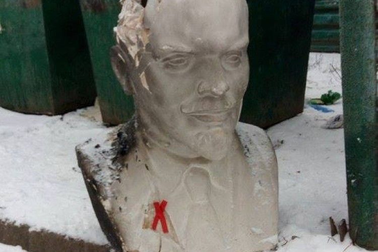 На смітнику у Володимирі знайшли Леніна з пробитою головою (фото)