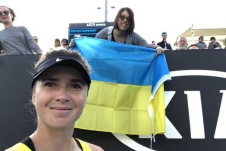 Українка Світоліна зробила подарунок японці, яка прийшла на матч з прапором України