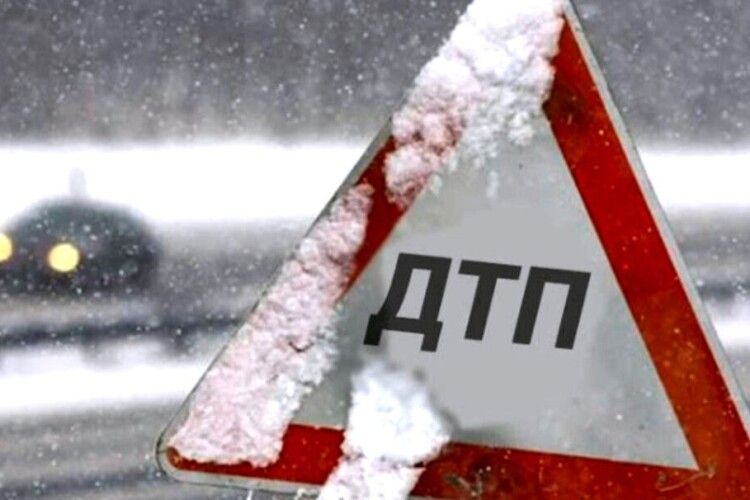 На Волині легковик протаранив двері аптеки