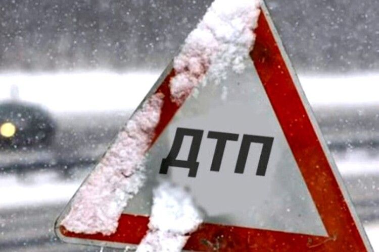 На Волині львівська вантажівка серед ночі в’їхала в паркан