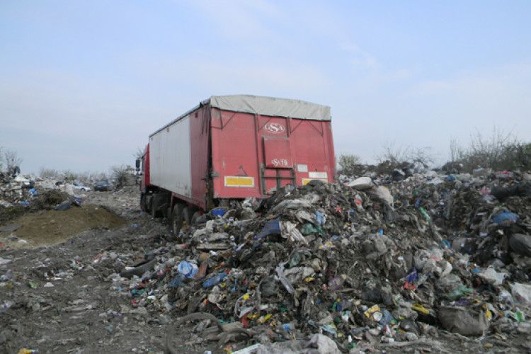 Викрито групу осіб, причетних до незаконної схеми з вивезення сміття зі Львова