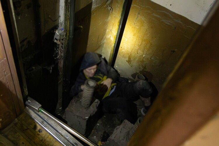  У Києві чоловік впав у шахту ліфта