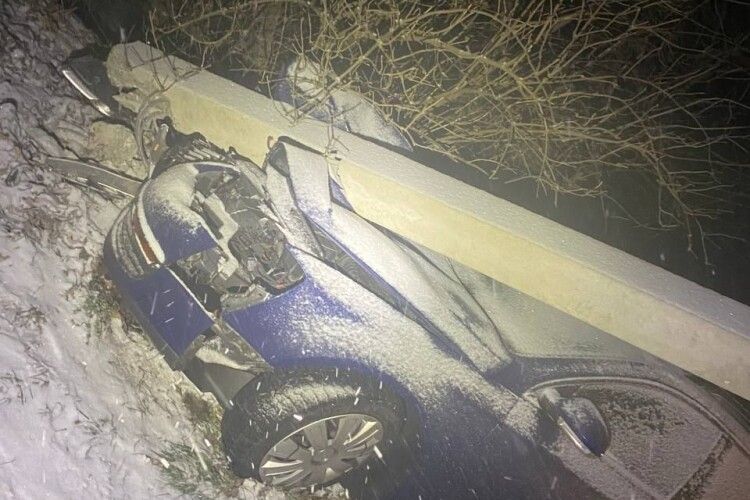 У Рівному автомобіль влетів у стовп (Фото, відео)