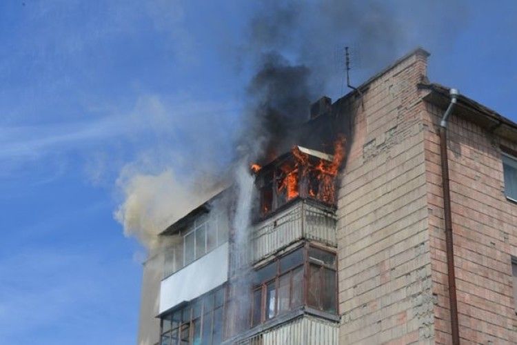 У Луцьку рятувальники ліквідували пожежу балкону у багатоквартирному будинку (фото)